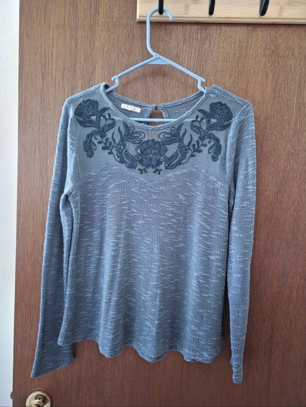 Maurices Green Long-Sleeve Top with Floral Embroidery Size: Medium